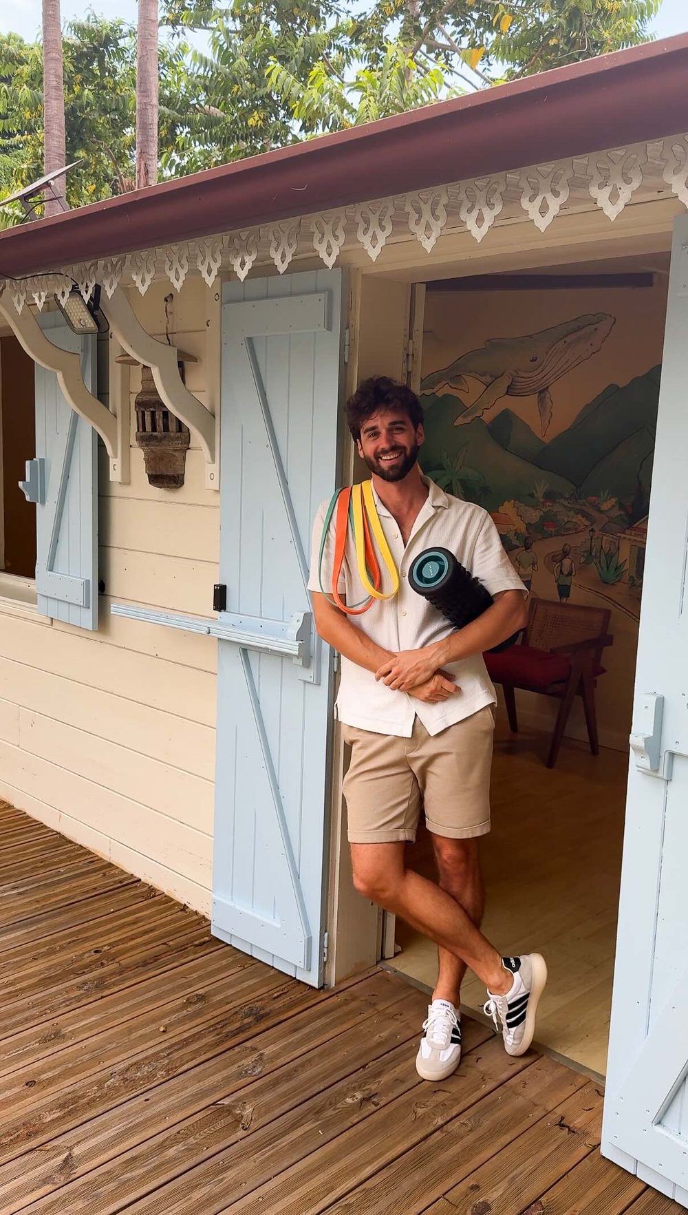 Alexandre Brossard, ostéopathe et coach sportif, devant son cabinet à l'Entre-Deux, La Réunion